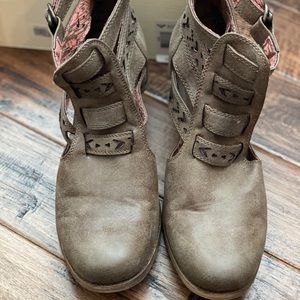 Adorable Roxy bootie